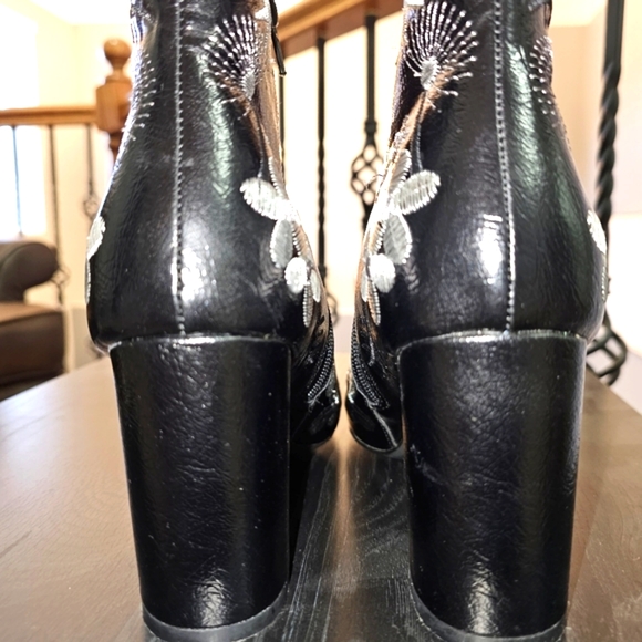 Boots - Picture 5 of 7